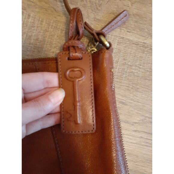 Fossil Key Brown Leather Crossbody Purse Extended Zipper Classic Neutral 11 X 10 - Picture 3 of 11